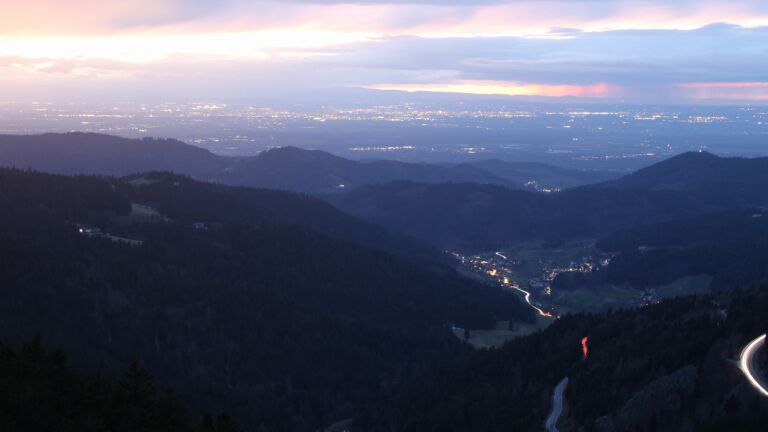 Dieses Bild zeigt eine Webcam-Aufnahme vom Achertal, aufgenommen am Samstag, den 28.02.2026 um 18:40 Uhr. Die Temperatur betrug 3.7°C.