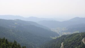 Dieses Bild zeigt eine Webcam-Aufnahme vom Achertal, aufgenommen am Freitag, den 13.06.2025 um 16:50 Uhr. Die Temperatur betrug 28.6°C.