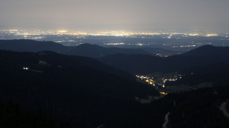 Dieses Bild zeigt eine Webcam-Aufnahme vom Achertal, aufgenommen am Freitag, den 27.02.2026 um 00:30 Uhr. Die Temperatur betrug 9.7°C.