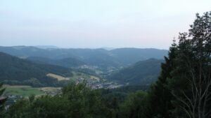 Dieses Bild zeigt eine Webcam-Aufnahme vom Achertal, aufgenommen am Donnerstag, den 25.06.2026 um 21:40 Uhr. Die Temperatur betrug 28.6°C.