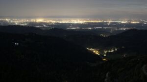 Dieses Bild zeigt eine Webcam-Aufnahme vom Achertal, aufgenommen am Sonntag, den 26.04.2026 um 22:10 Uhr. Die Temperatur betrug 10.1°C.