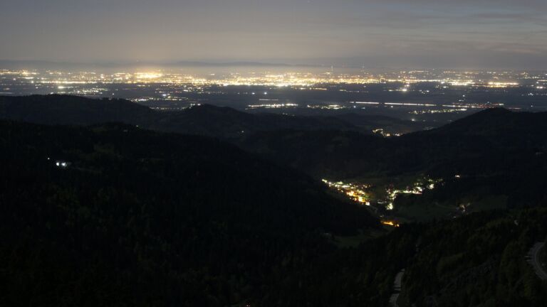 Dieses Bild zeigt eine Webcam-Aufnahme vom Achertal, aufgenommen am Sonntag, den 26.04.2026 um 22:10 Uhr. Die Temperatur betrug 10.1°C.