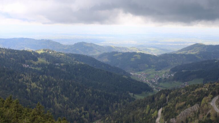 Dieses Bild zeigt eine Webcam-Aufnahme vom Achertal, aufgenommen am Sonntag, den 19.04.2026 um 13:40 Uhr. Die Temperatur betrug 8.1°C.