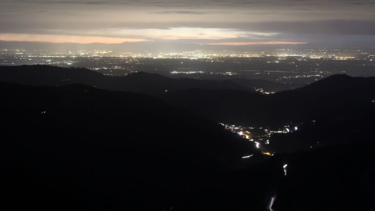 Dieses Bild zeigt eine Webcam-Aufnahme vom Achertal, aufgenommen am Samstag, den 15.11.2025 um 17:50 Uhr. Die Temperatur betrug 8.6°C.