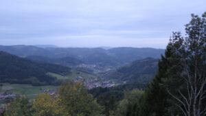 Dieses Bild zeigt eine Webcam-Aufnahme vom Achertal, aufgenommen am Montag, den 26.10.2026 um 17:10 Uhr. Die Temperatur betrug 7.3°C.