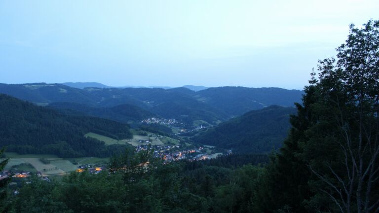 Dieses Bild zeigt eine Webcam-Aufnahme vom Achertal, aufgenommen am Freitag, den 29.05.2026 um 21:50 Uhr. Die Temperatur betrug 22.4°C.