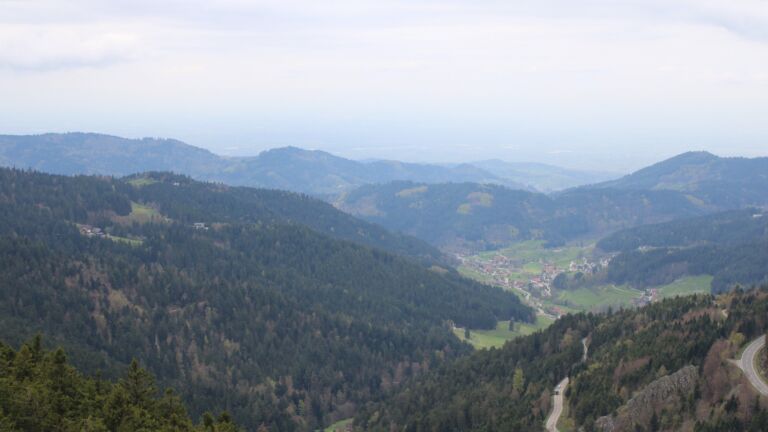 Dieses Bild zeigt eine Webcam-Aufnahme vom Achertal, aufgenommen am Mittwoch, den 15.04.2026 um 14:20 Uhr. Die Temperatur betrug 9.1°C.