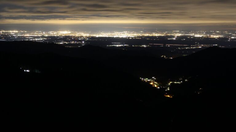 Dieses Bild zeigt eine Webcam-Aufnahme vom Achertal, aufgenommen am Mittwoch, den 29.10.2025 um 05:50 Uhr. Die Temperatur betrug 5.9°C.