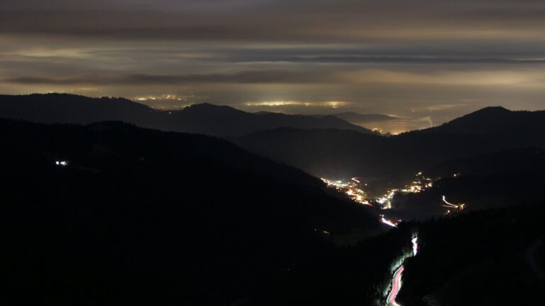 Dieses Bild zeigt eine Webcam-Aufnahme vom Achertal, aufgenommen am Donnerstag, den 04.12.2025 um 06:20 Uhr. Die Temperatur betrug 1.9°C.