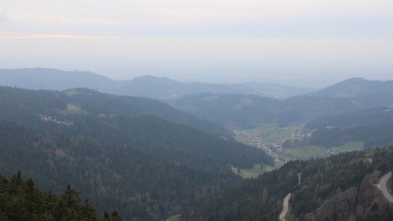 Dieses Bild zeigt eine Webcam-Aufnahme vom Achertal, aufgenommen am Freitag, den 10.04.2026 um 18:00 Uhr. Die Temperatur betrug 6.6°C.