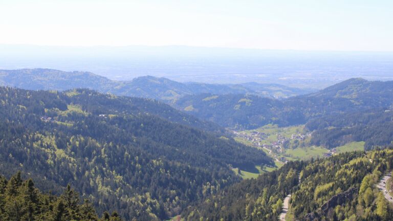 Dieses Bild zeigt eine Webcam-Aufnahme vom Achertal, aufgenommen am Freitag, den 24.04.2026 um 16:10 Uhr. Die Temperatur betrug 14.8°C.