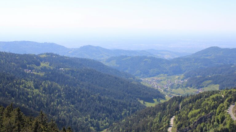 Dieses Bild zeigt eine Webcam-Aufnahme vom Achertal, aufgenommen am Samstag, den 10.05.2025 um 15:50 Uhr. Die Temperatur betrug 14.8°C.
