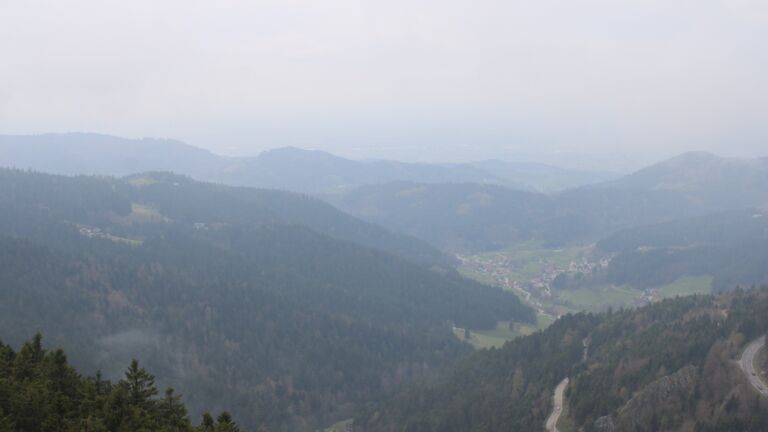 Dieses Bild zeigt eine Webcam-Aufnahme vom Achertal, aufgenommen am Freitag, den 10.04.2026 um 15:30 Uhr. Die Temperatur betrug 7.9°C.