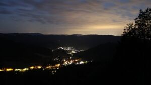 Dieses Bild zeigt eine Webcam-Aufnahme vom Achertal, aufgenommen am Montag, den 15.06.2026 um 03:30 Uhr. Die Temperatur betrug 11.1°C.