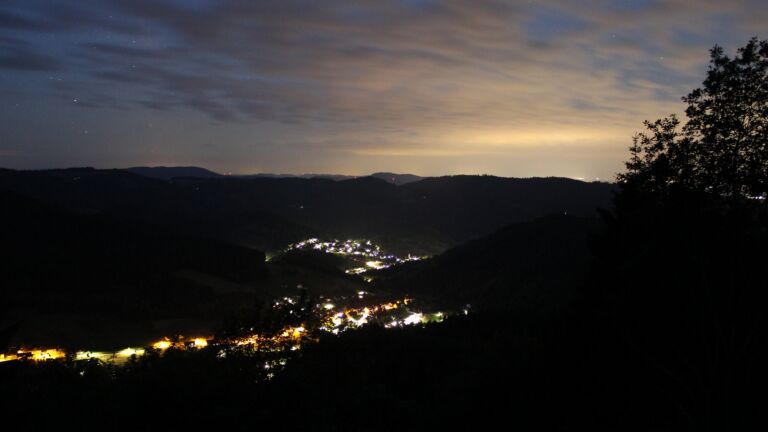 Dieses Bild zeigt eine Webcam-Aufnahme vom Achertal, aufgenommen am Montag, den 15.06.2026 um 03:30 Uhr. Die Temperatur betrug 11.1°C.