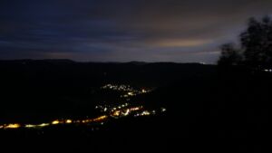 Dieses Bild zeigt eine Webcam-Aufnahme vom Achertal, aufgenommen am Sonntag, den 26.07.2026 um 22:20 Uhr. Die Temperatur betrug 18.5°C.