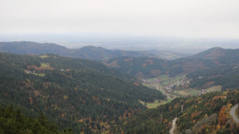 Dieses Bild zeigt eine Webcam-Aufnahme vom Achertal, aufgenommen am Dienstag, den 28.10.2025 um 10:50 Uhr. Die Temperatur betrug 5.2°C.