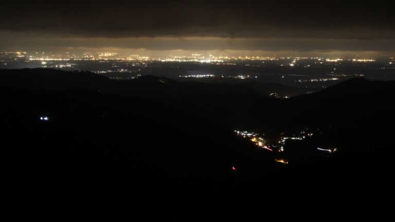 Dieses Bild zeigt eine Webcam-Aufnahme vom Achertal, aufgenommen am Mittwoch, den 24.12.2025 um 03:00 Uhr. Die Temperatur betrug -2.7°C.