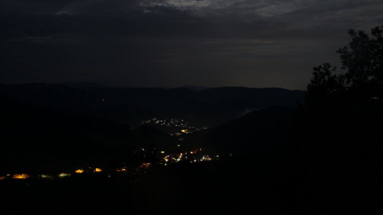 Dieses Bild zeigt eine Webcam-Aufnahme vom Achertal, aufgenommen am Samstag, den 01.08.2026 um 04:40 Uhr. Die Temperatur betrug 16.9°C.