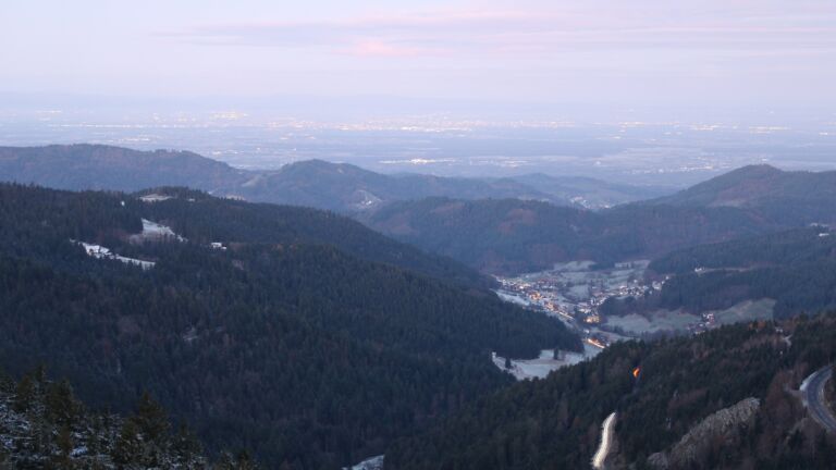 Dieses Bild zeigt eine Webcam-Aufnahme vom Achertal, aufgenommen am Mittwoch, den 19.11.2025 um 07:10 Uhr. Die Temperatur betrug -3.4°C.