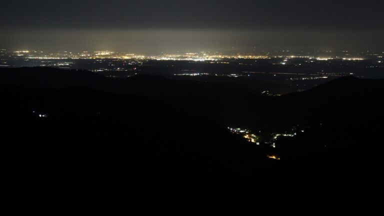 Dieses Bild zeigt eine Webcam-Aufnahme vom Achertal, aufgenommen am Donnerstag, den 02.10.2025 um 02:30 Uhr. Die Temperatur betrug 2.8°C.
