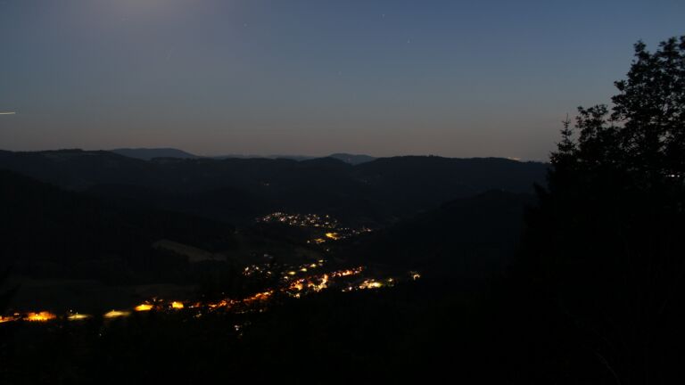 Dieses Bild zeigt eine Webcam-Aufnahme vom Achertal, aufgenommen am Mittwoch, den 24.06.2026 um 22:50 Uhr. Die Temperatur betrug 26°C.