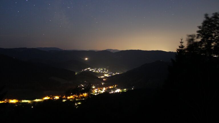 Dieses Bild zeigt eine Webcam-Aufnahme vom Achertal, aufgenommen am Dienstag, den 23.06.2026 um 03:30 Uhr. Die Temperatur betrug 24.9°C.