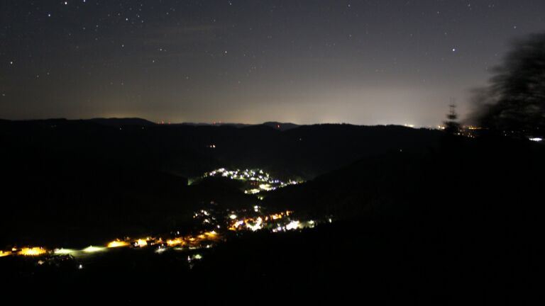 Dieses Bild zeigt eine Webcam-Aufnahme vom Achertal, aufgenommen am Freitag, den 22.05.2026 um 03:10 Uhr. Die Temperatur betrug 15.4°C.