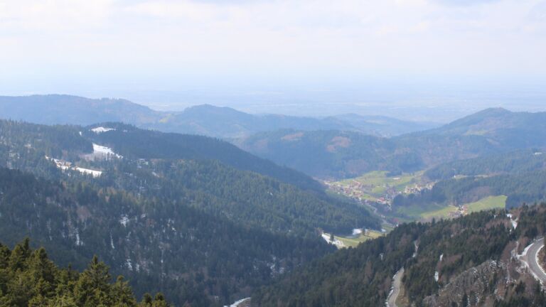 Dieses Bild zeigt eine Webcam-Aufnahme vom Achertal, aufgenommen am Freitag, den 03.04.2026 um 14:40 Uhr. Die Temperatur betrug 5.9°C.