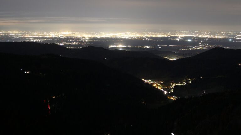 Dieses Bild zeigt eine Webcam-Aufnahme vom Achertal, aufgenommen am Donnerstag, den 30.10.2025 um 18:40 Uhr. Die Temperatur betrug 6.8°C.