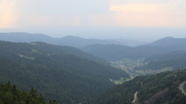 Dieses Bild zeigt eine Webcam-Aufnahme vom Achertal, aufgenommen am Freitag, den 15.08.2025 um 18:30 Uhr. Die Temperatur betrug 22.8°C.