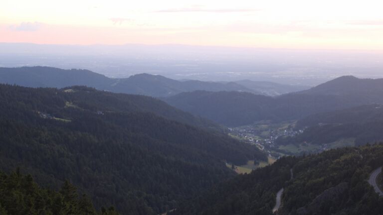 Dieses Bild zeigt eine Webcam-Aufnahme vom Achertal, aufgenommen am Freitag, den 11.07.2025 um 21:50 Uhr. Die Temperatur betrug 14.3°C.