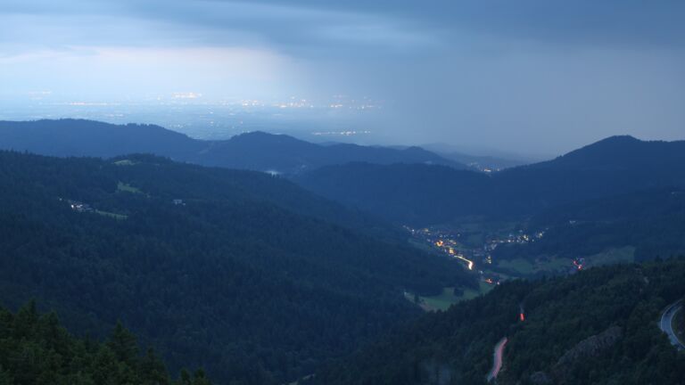 Dieses Bild zeigt eine Webcam-Aufnahme vom Achertal, aufgenommen am Montag, den 28.07.2025 um 21:40 Uhr. Die Temperatur betrug 10.9°C.
