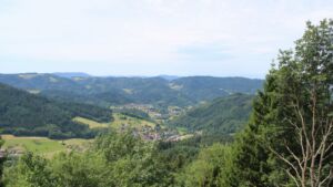 Dieses Bild zeigt eine Webcam-Aufnahme vom Achertal, aufgenommen am Dienstag, den 07.07.2026 um 12:30 Uhr. Die Temperatur betrug 27.2°C.