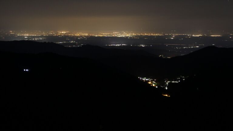 Dieses Bild zeigt eine Webcam-Aufnahme vom Achertal, aufgenommen am Montag, den 23.03.2026 um 02:00 Uhr. Die Temperatur betrug 7.8°C.