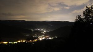 Dieses Bild zeigt eine Webcam-Aufnahme vom Achertal, aufgenommen am Freitag, den 17.07.2026 um 23:20 Uhr. Die Temperatur betrug 15.6°C.