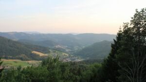 Dieses Bild zeigt eine Webcam-Aufnahme vom Achertal, aufgenommen am Samstag, den 27.06.2026 um 20:50 Uhr. Die Temperatur betrug 33.9°C.