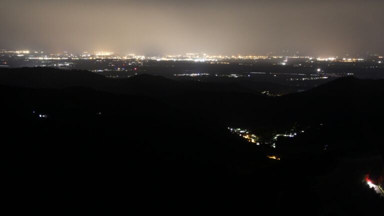 Dieses Bild zeigt eine Webcam-Aufnahme vom Achertal, aufgenommen am Mittwoch, den 03.09.2025 um 00:30 Uhr. Die Temperatur betrug 11.3°C.