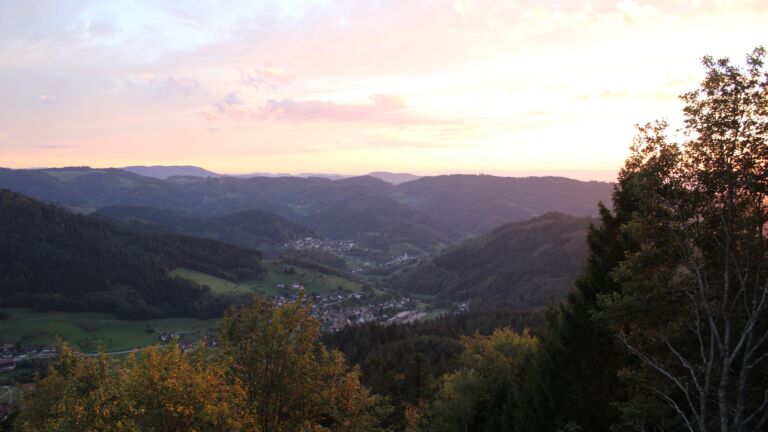 Dieses Bild zeigt eine Webcam-Aufnahme vom Achertal, aufgenommen am Freitag, den 16.10.2026 um 18:30 Uhr. Die Temperatur betrug 17.9°C.