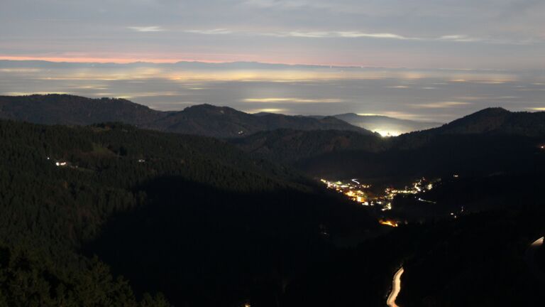 Dieses Bild zeigt eine Webcam-Aufnahme vom Achertal, aufgenommen am Donnerstag, den 06.11.2025 um 18:20 Uhr. Die Temperatur betrug 8.8°C.