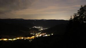 Dieses Bild zeigt eine Webcam-Aufnahme vom Achertal, aufgenommen am Montag, den 01.06.2026 um 23:20 Uhr. Die Temperatur betrug 17.3°C.