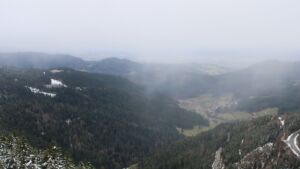 Dieses Bild zeigt eine Webcam-Aufnahme vom Achertal, aufgenommen am Freitag, den 28.11.2025 um 10:50 Uhr. Die Temperatur betrug 2.9°C.