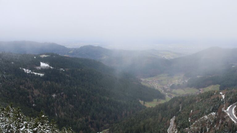 Dieses Bild zeigt eine Webcam-Aufnahme vom Achertal, aufgenommen am Freitag, den 28.11.2025 um 10:50 Uhr. Die Temperatur betrug 2.9°C.