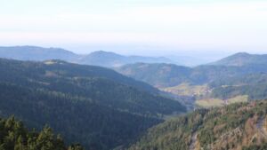 Dieses Bild zeigt eine Webcam-Aufnahme vom Achertal, aufgenommen am Freitag, den 12.12.2025 um 12:30 Uhr. Die Temperatur betrug 11°C.