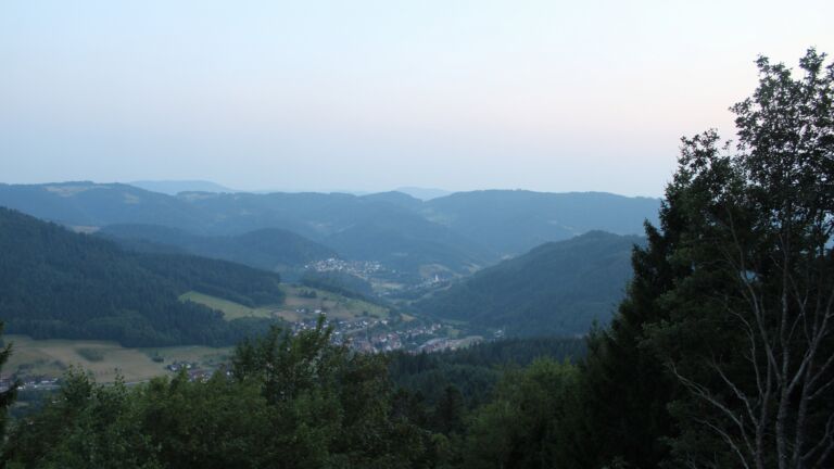 Dieses Bild zeigt eine Webcam-Aufnahme vom Achertal, aufgenommen am Donnerstag, den 30.07.2026 um 21:20 Uhr. Die Temperatur betrug 24.9°C.
