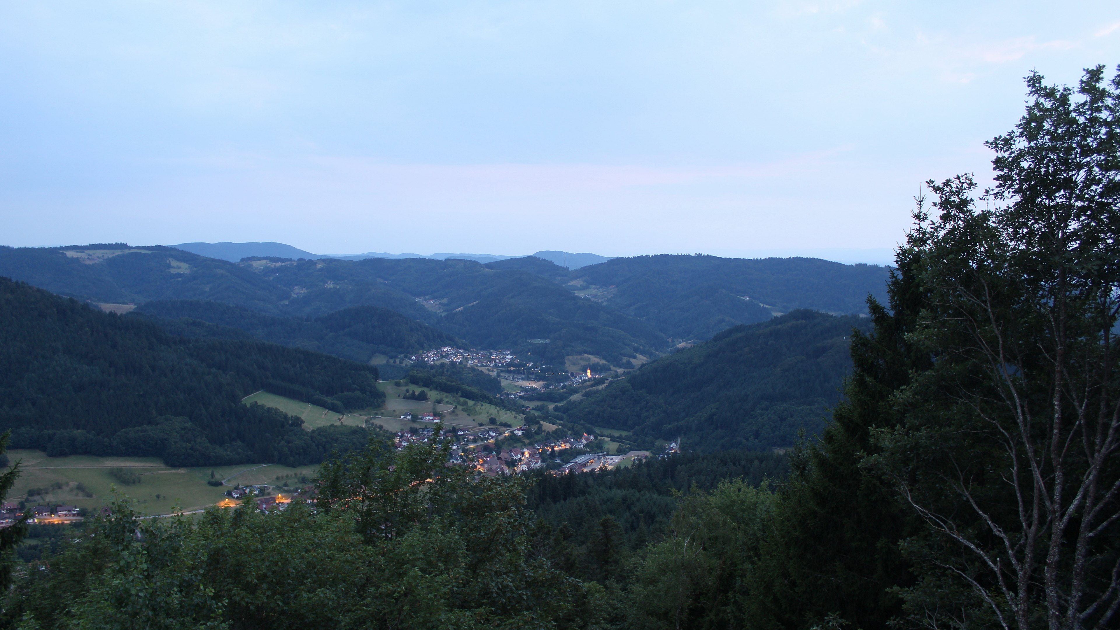 Dieses Bild zeigt eine Webcam-Aufnahme vom Achertal, aufgenommen am Samstag, den 25.07.2026 um 21:40 Uhr. Die Temperatur betrug 23.8°C.