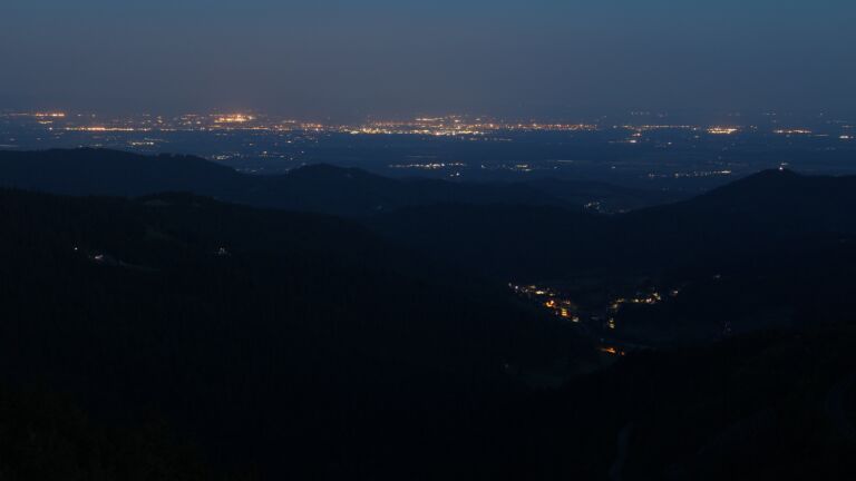 Dieses Bild zeigt eine Webcam-Aufnahme vom Achertal, aufgenommen am Mittwoch, den 14.05.2025 um 04:50 Uhr. Die Temperatur betrug 10.6°C.