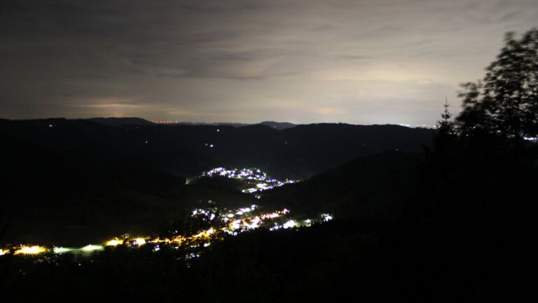 Dieses Bild zeigt eine Webcam-Aufnahme vom Achertal, aufgenommen am Samstag, den 16.05.2026 um 23:30 Uhr. Die Temperatur betrug 6.5°C.