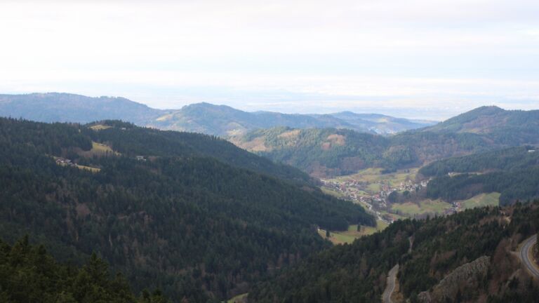 Dieses Bild zeigt eine Webcam-Aufnahme vom Achertal, aufgenommen am Mittwoch, den 17.12.2025 um 12:20 Uhr. Die Temperatur betrug 5.8°C.