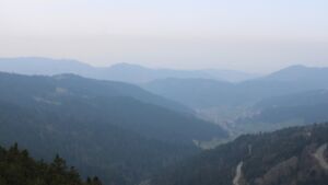 Dieses Bild zeigt eine Webcam-Aufnahme vom Achertal, aufgenommen am Montag, den 23.03.2026 um 12:20 Uhr. Die Temperatur betrug 7.3°C.